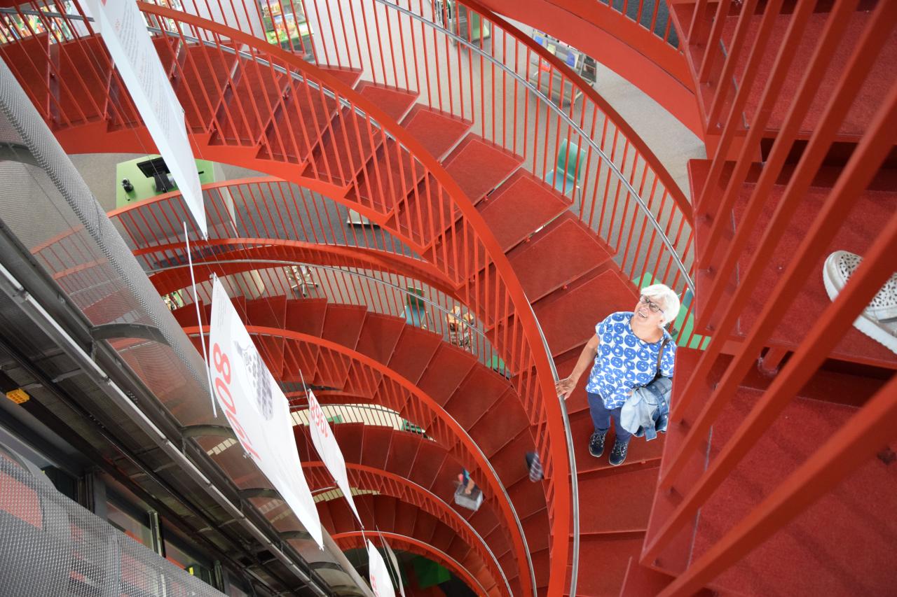 Rotes Treppenhaus in der Ulmer Stadtbibliothek