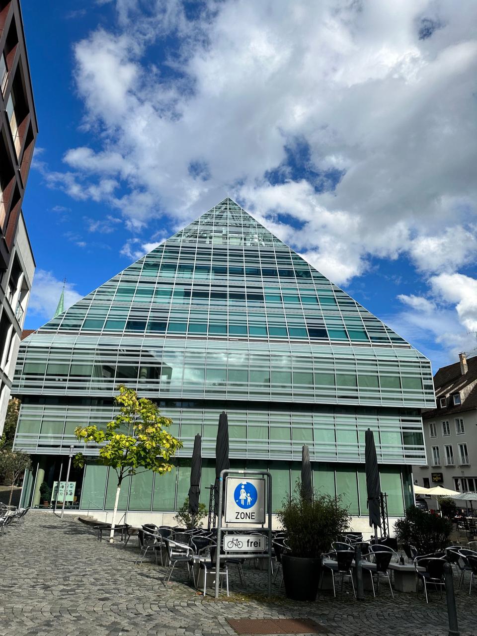 Bücherei Ulm mit dem berühmten Pyramiden-Dach